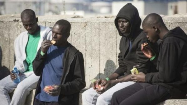 مهاجرون افارقة في مرفأ سبته الاسباني بعد انقاذهم من قبل البحرية الاسبانية في مضيق جبل طارق

