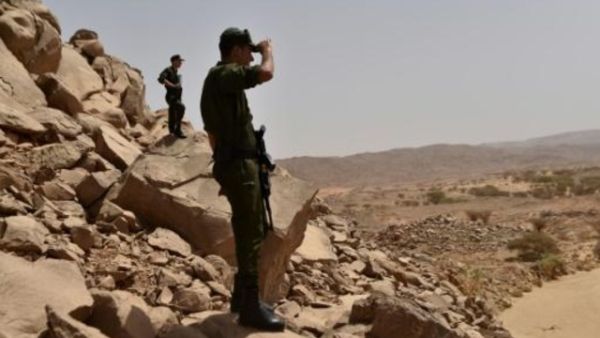 عنصرا أمن جزائريان في صحراء تمنراست

