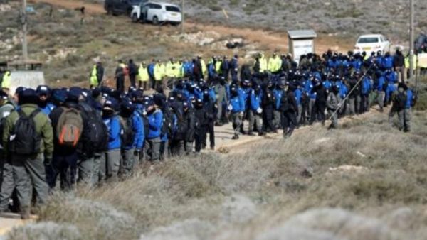 عناصر من قوات الامن الاسرائيلية عند بؤرة عمونا الاستيطانية العشوائية في الضفة الغربية المحتلة

