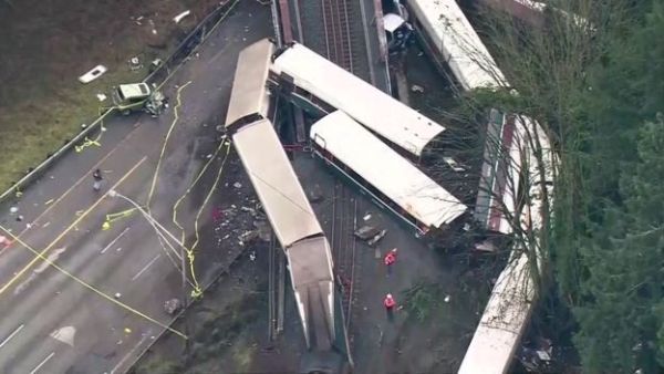 مقتل 3 وإصابة العشرات في خروج قطار عن القضبان بواشنطن