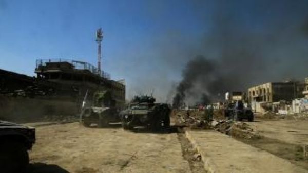 دخان يتصاعد اثر اشتباكات بين قوات عراقية ومقاتلين تابعين لتنظيم الدولة الاسلامية في الموصل يوم الاثنين

