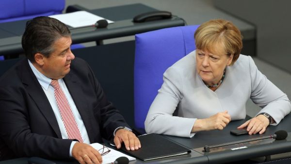 German Chancellor Angela Merkel (R) talks with German Vice Chancellor, Economy and Energy Minister Sigmar Gabriel during a session of the Bundestag (lower house of parliament) on September 8, 2016 in Berlin. (AFP/Wolfgang Kumm)
