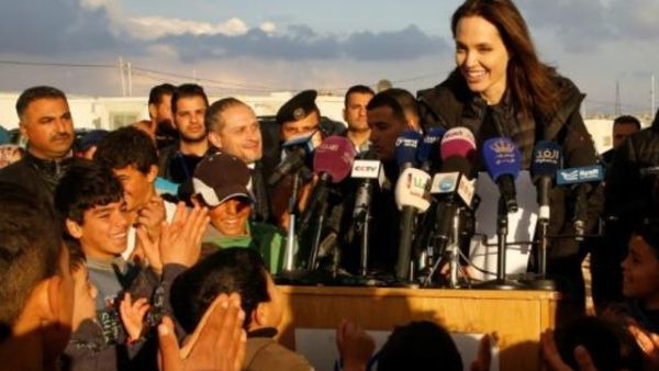 انجيلينا جولي المبعوثة الخاصة للامم المتحدة خلال زيارته مخيم الزعتري للاجئين السوريين في الأردن
