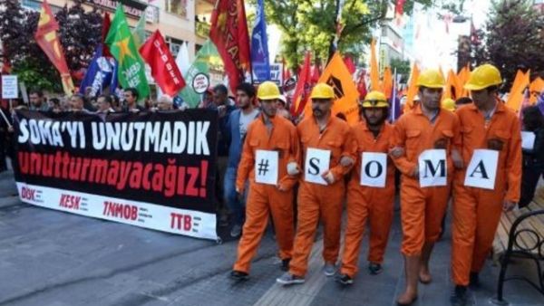 اعضاء في احدى النقابات التركية يحملون لافتة كتب عليها "لن ننسى سوما" في مسيرة في انقرة

