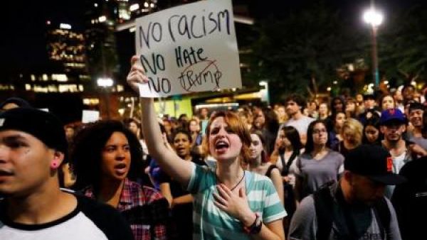 محتجون ضد الرئيس الأمريكي المنتخب دونالد ترامب في لوس أنجليس

