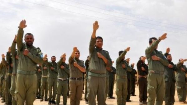 عناصر من "قوى الامن الداخلي الرقة" يتدربون في باحة مدرسة في عين عيسى (50 كلم شمال الرقة) تحت اشراف التحالف الدولي بقيادة الولايات المتحدة
