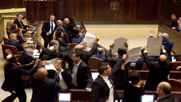 طرد نواب عرب من الكنيست الاسرائيلي قبيل بدء خطاب بنس