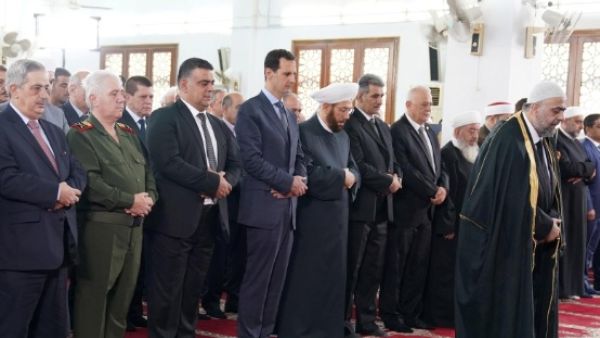 الأسد يؤدي صلاة عيد الفطر في مدينة طرطوس 