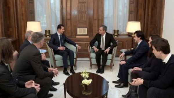 بشار الاسد (وسط-يسار) مستقبلا النائب الفرنسي تييري مارياني (وسط-يمين) على رأس وفد نيابي في دمشق

