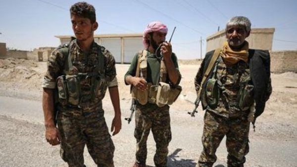 مقاتلون من قوات سوريا الديمقراطية في الرقة يوم الأحد

