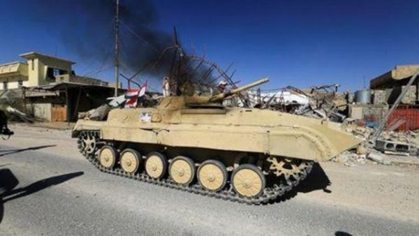 دخان يتصاعد خلال اشتباكات بين الجيش العراقي وقوات الحشد الشعبي ضد مقاتلي تنظيم الدولة الاسلامية في تلعفر بالعراق
