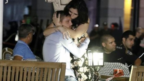 اسرائيليان يواسيان بعضهما البعض اثر هجوم مسلح في مركز تجاري أودى بحياة أربعة اشخاص في مدينة تل ابيب
