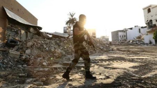 أحد أفراد القوات الخاصة السعودية يحمل سلاحه اثناء سيرة في بلدة العوامية خلال عملية لطرد المسلحين الشيعة يوم الأربعاء
