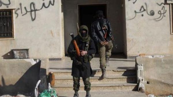 مقاتلون من المعارضة السورية قرب بلدة الباب
