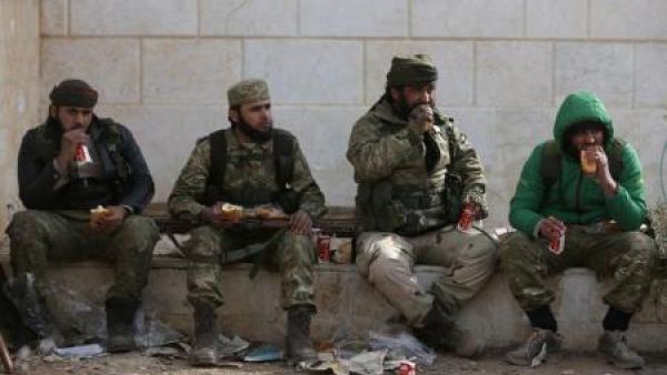 مقاتلو المعارضة السورية أثناء استراحة على مشارف بلدة الباب في شمال سوريا
