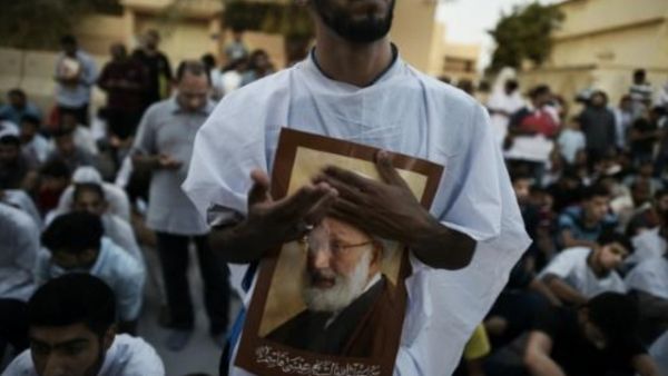 بحرينيون يتظاهرون احتجاجا على اسقاط جنسية الشيخ عيسى قاسم، في بلدة الدراز غرب المنامة

