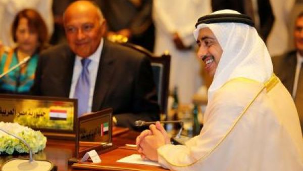 وزير الخارجية الإماراتي الشيخ عبد الله بن زايد آل نهيان (يمينا) ونظيره المصري سامح شكري في اجتماعهما مع نظيريهما السعودي والبحريني في المنامة يوم الأحد.

