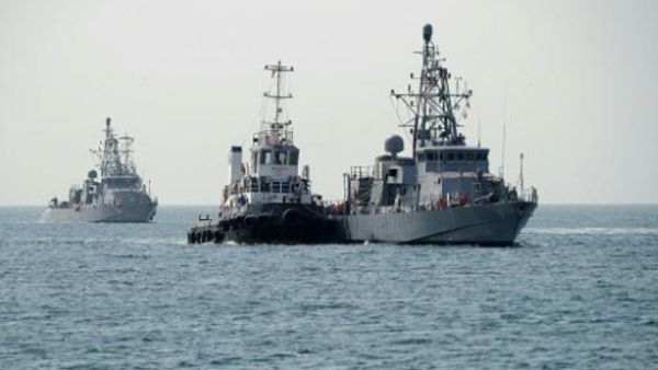 السفينتان الحربيتان الاميركيتان ثاندبولت (يسار) وسكوال (يمين) أثناء عبورهما من ميناء خليفة بن سلمان إلى ميناء سلمان بالقرب من البحرين

