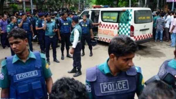 شرطيون بالقرب من المقهى في دكا في الثاني من تموز/يوليو حيث احتجز جهاديون رهائن

