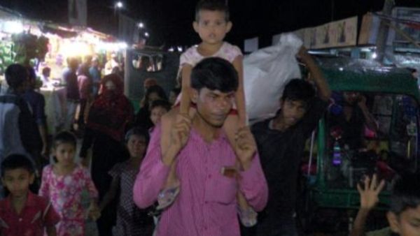 قرويون تم اجلاؤهم تحسبا للاعصار مورا

