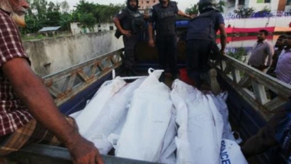 الشرطة تنقل جثث الاسلاميين بعد مداهمة مخبأهم في بلدة نارايانغانج

