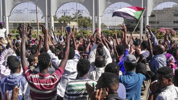 الحشد كان يتظاهر استجابة لدعوة وجهها نشطاء يحاولون تكثيف الضغط على البشير لدفعه للتنحي