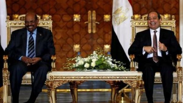 الرئيسان المصري عبد الفتاح السيسي والسوداني عمر البشير