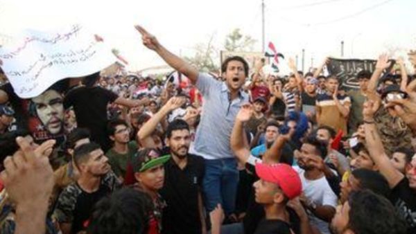 محتجون خلال مظاهرة في البصرة يوم الجمعة
