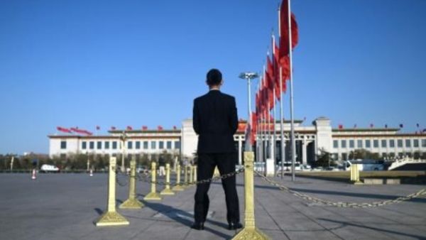 عنصر امن امام قصر الشعب في ساحة تيانانمين بقلب بكين
