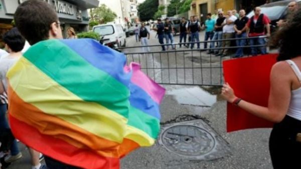 ناشطون لبنانيون يتظاهرون في بيروت

