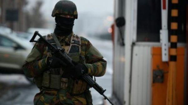 جندي بلجيكي يقف حارسا بالقرب من مطار بروكسل

