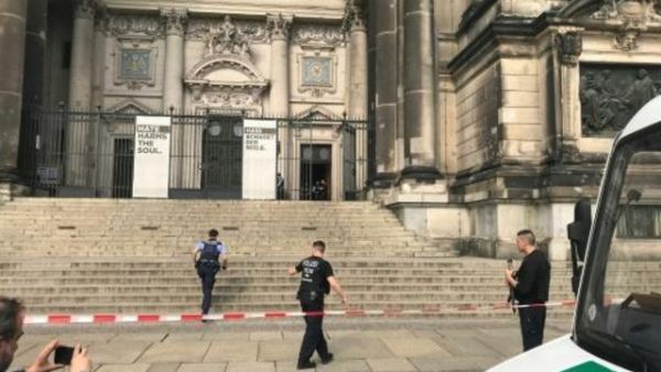 الشرطة الالمانية تفرض طوقا أمنيا حول الكاتدرائية الكبرى في برلين
