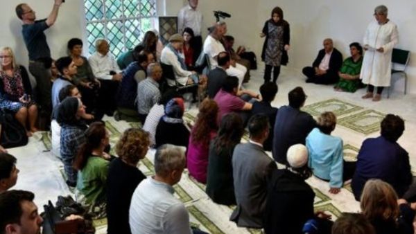 المحامية الالمانية التركية سيران اتيس (يمين) تلقي خطبة الجمعة لدى افتتاح مسجد ابن رشد-غوتيه في برلين

