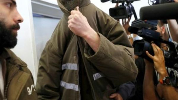 الموظف القنصلي الفرنسي رومان فرانك يخفي وجهه لدى مثوله امام محكمة بئر السبع
