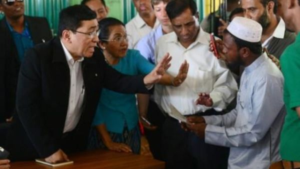 الوزير البورمي وين ميات آي يتحدث الى لاجئين من الروهينغا في مخيم كوتوبالونغ في منطقة أوخيا
