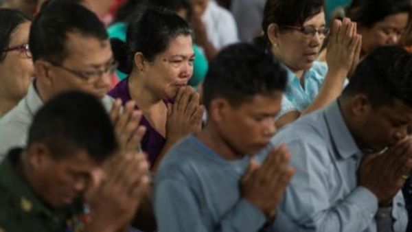 أفراد أسرة عسكرية بورمية ينتحبون خلال جنازة أقاربهم في مدينة داوي

