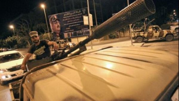 عناصر من القوات الخاصة الليبية التابعة للمشير خليفة حفتر الرجل القوي في شرق ليبيا يقومون بدورية في مدينة بنغازي
