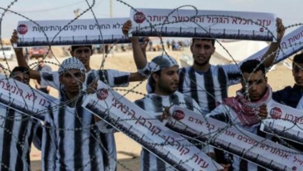 فلسطينيون يتظاهرون عند الحدود بين غزة واسرائيل
