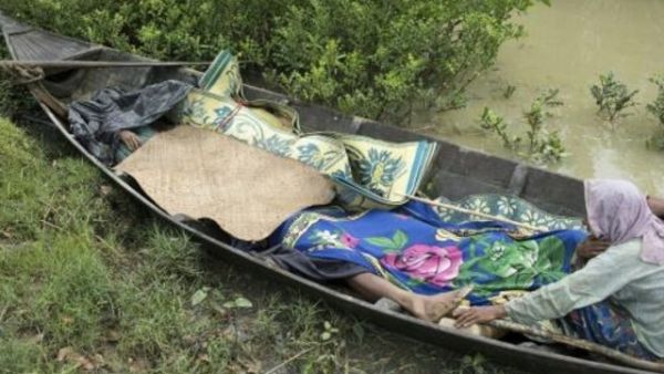 لاجئون من الروهينغا ينقلون جثث لاجئين غرقوا أثناء محاولة عبور نهر ناف من بورما الى بنغلادش


