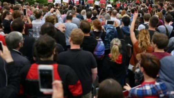 الشباب الناقم على بريكست يقلب معادلة الانتخابات البريطانية