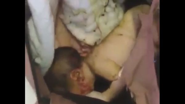 صورة من الفيديو للرضيع داخل حقيبة