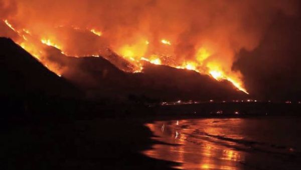 كاليفورنيا تكافح ثالث أكبر حريق تشهده منذ 1932

