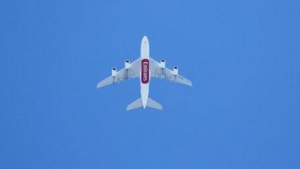 طائرة تابعة لشركة طيران الامارات تحلق في سماء كاليفورنيا
