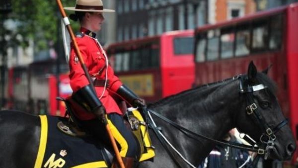 كندا تسمح للنساء من شرطة الخيالة بارتداء الحجاب
