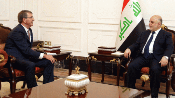 وزير الدفاع الأمريكي آشتون كارتر (يسار) ورئيس الوزراء العراقي حيدر العبادي
