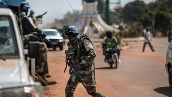 جنود سنغاليون من قوة مينوسكا يقومون بدورية في ضواحي بانغي

