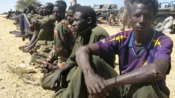 اسرى من المتمردين التشاديين وقعوا بيد الجيش التشادي في شرق تشاد قرب الحدود مع السودان 
