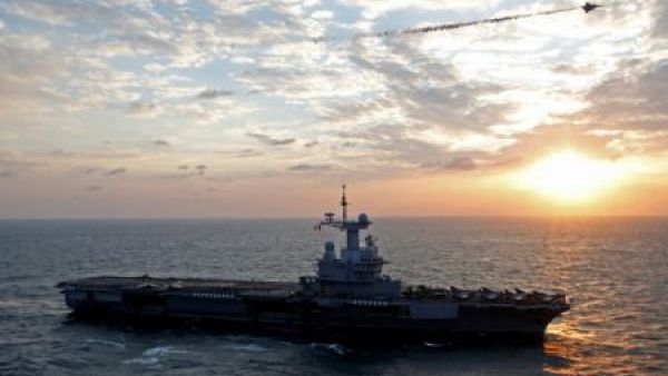 مقاتلة رافال تحلق فوق حاملة الطائرات الفرنسية شارل ديجول
