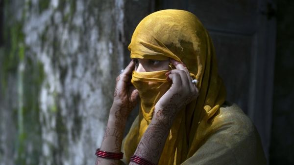 عائلات هندية "تبيع بناتها" لمسنين عرب للزواج في العطلات

