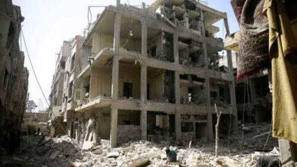 طفل وسط مبان مدمرة في دوما بالغوطة الشرقية
